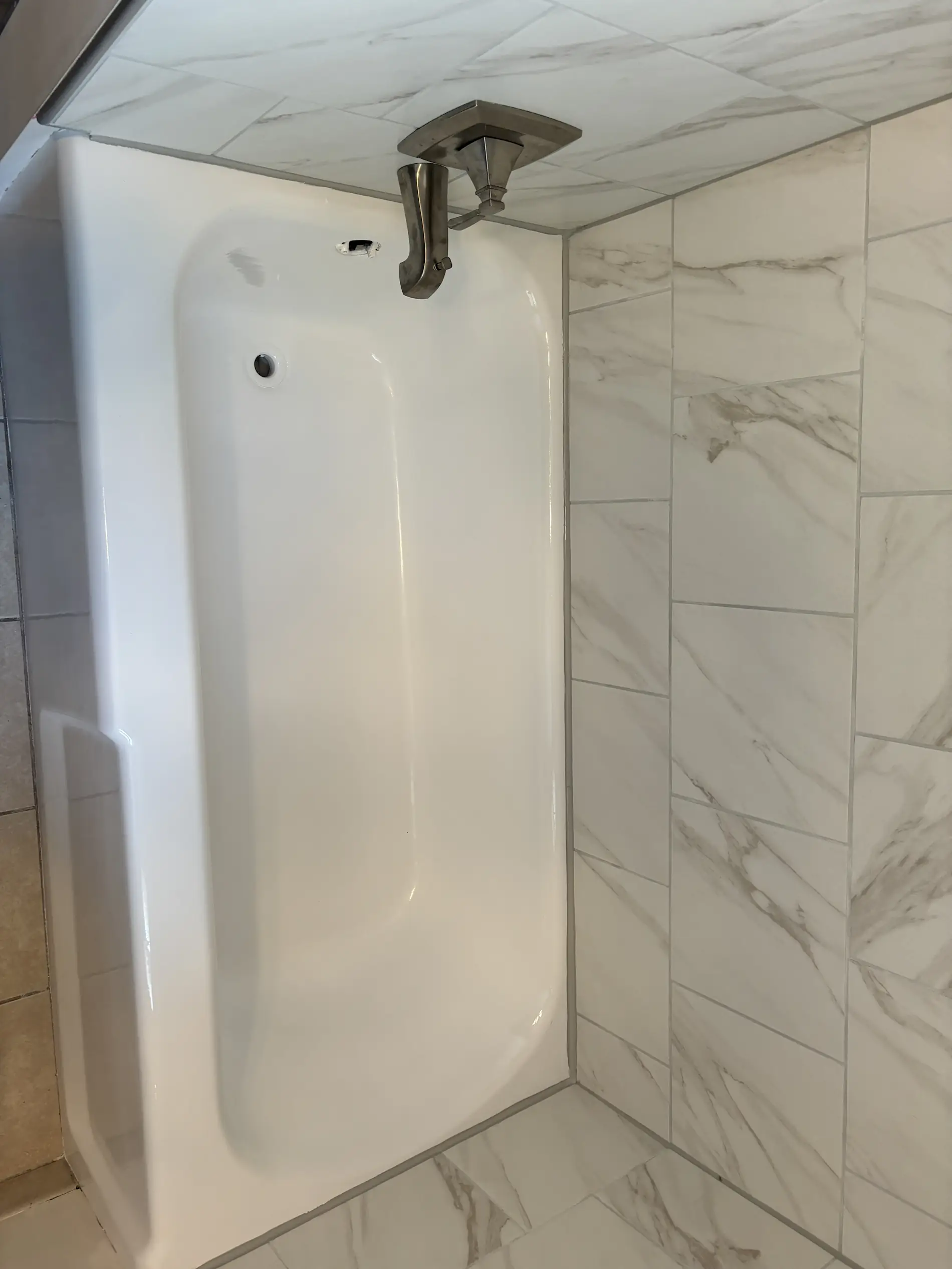 Same bathtub refinished in gloss white by Reglaze Pro LLC