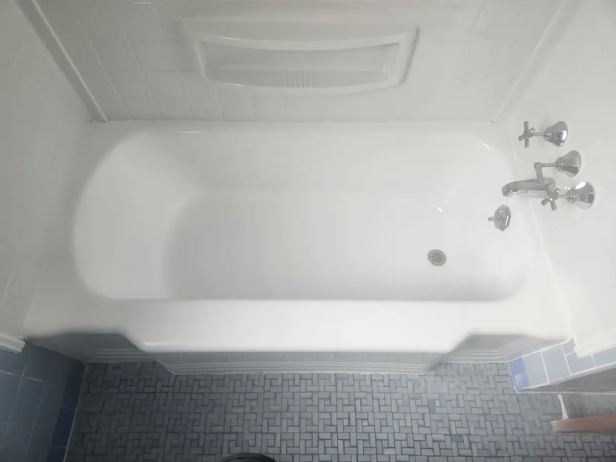 Bathtub reglazed in gloss white, ready in one day