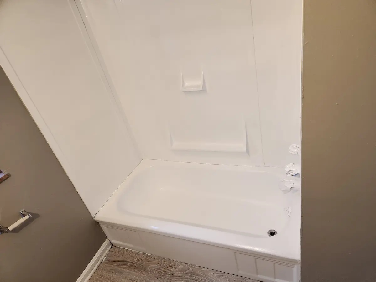 Tub surround refinished in bright white by Reglaze Pro