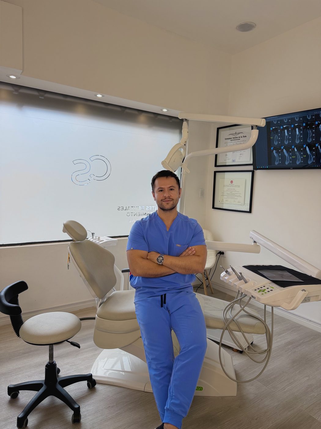 Dr. Camilo Salinas en el consultorio de La Lucila