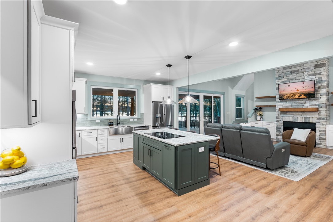 Kitchen overview with dining