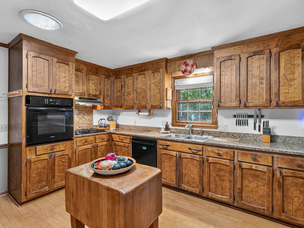 Kitchen with granite countertops — 219 Oakwood Ct