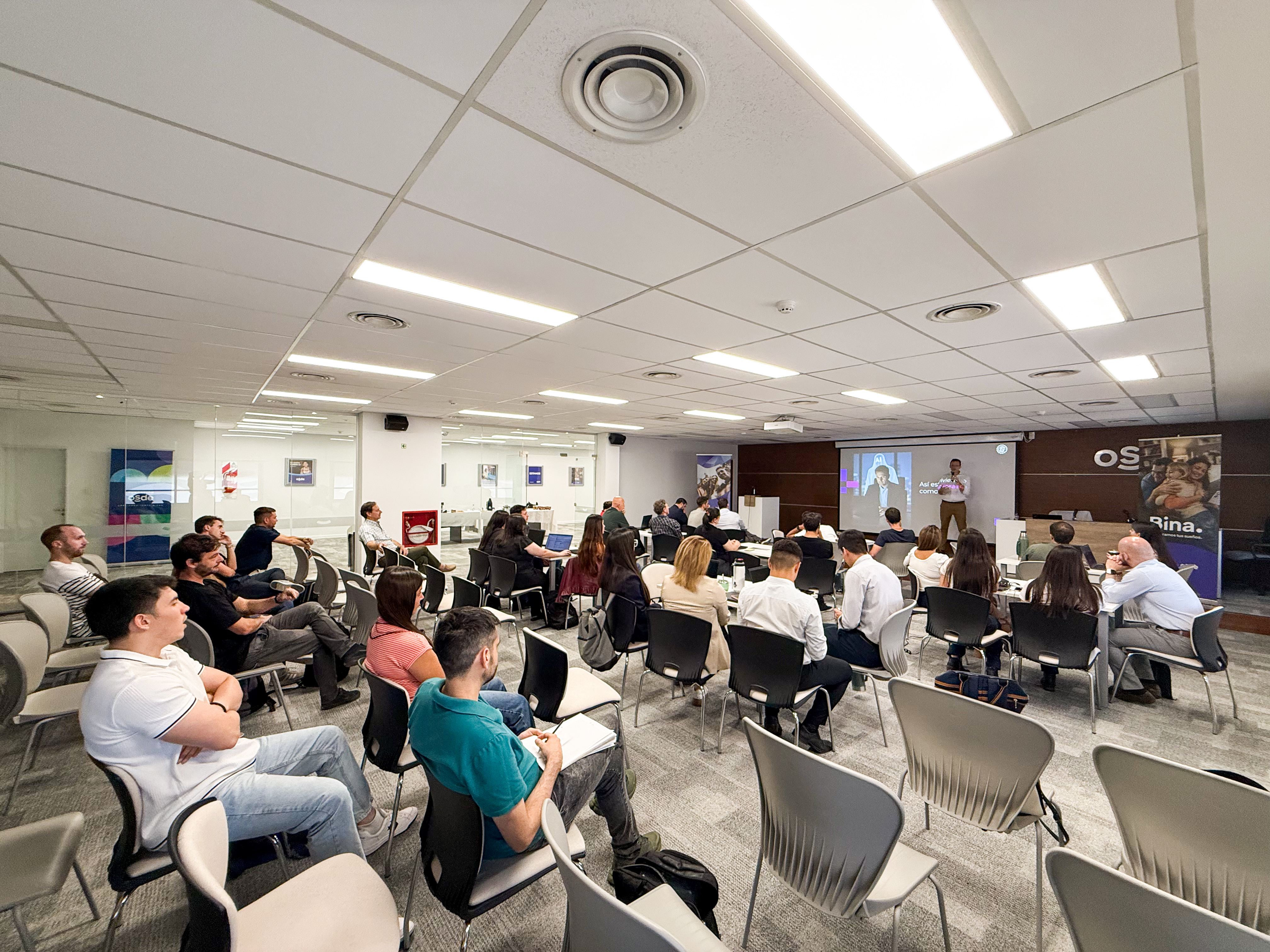 Equipo trabajando en implementación de IA