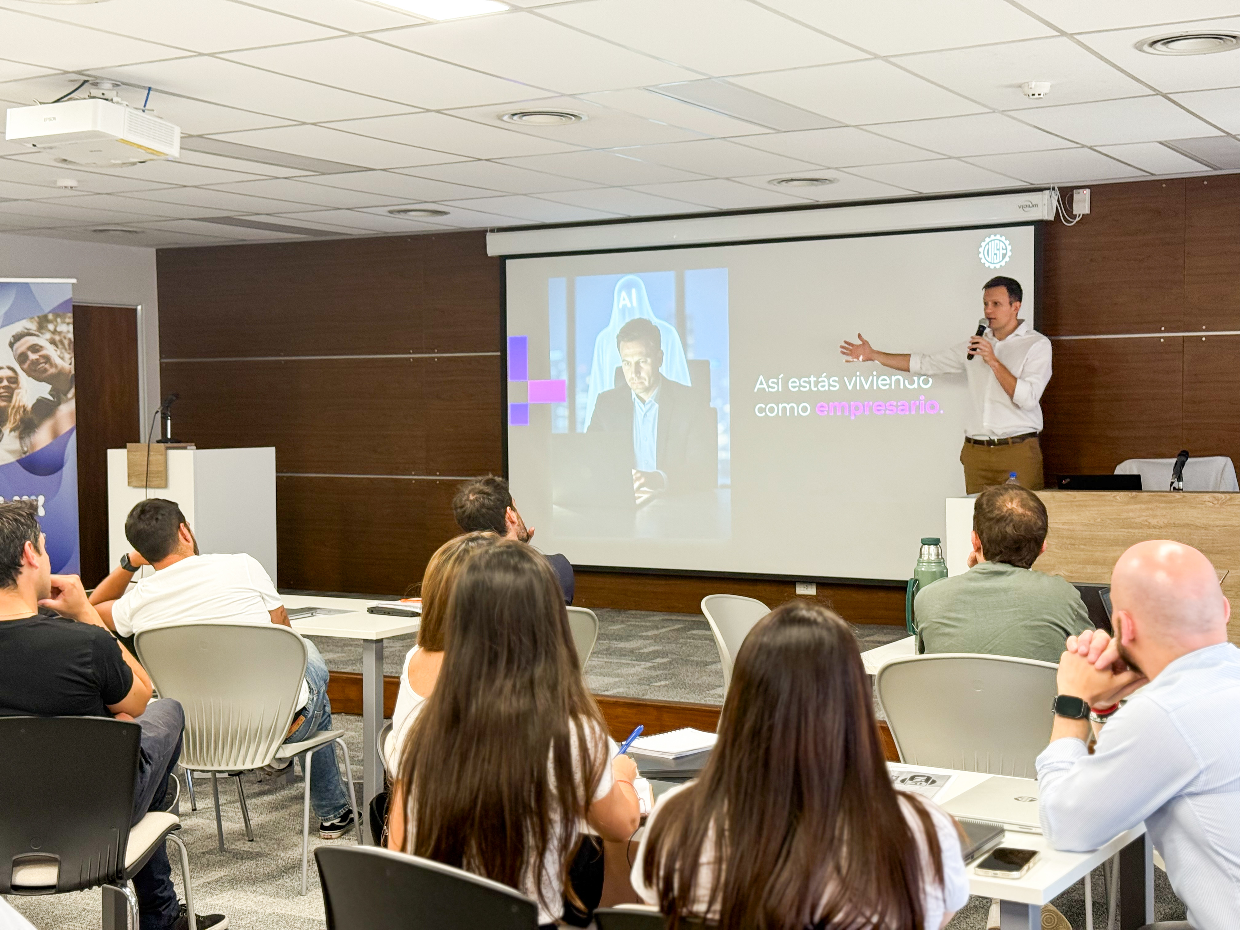Equipo trabajando en la adopción de inteligencia artificial