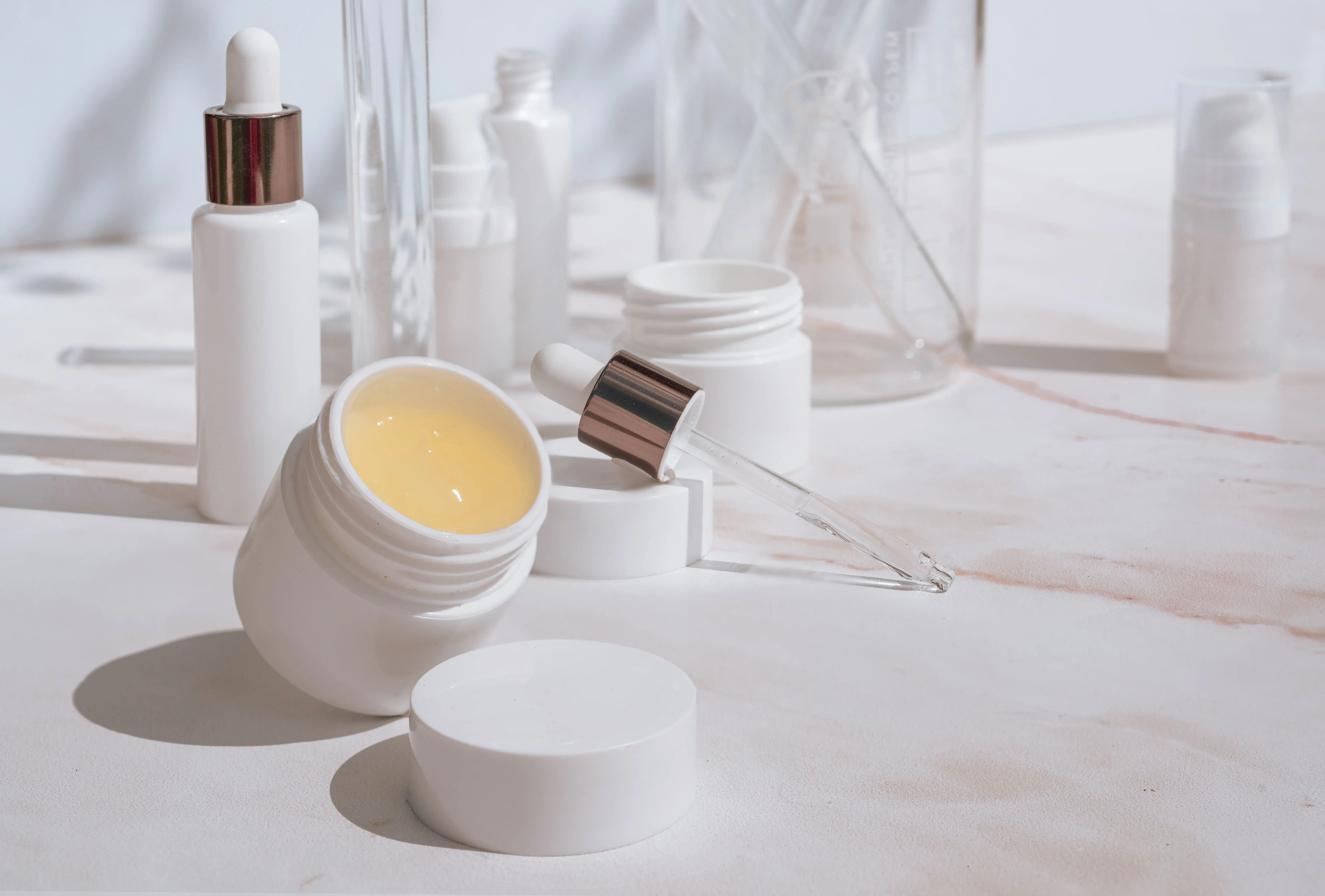 Fotográfia en “Close up” de varios productos cosmeticos que cumplen con la nom 141 
