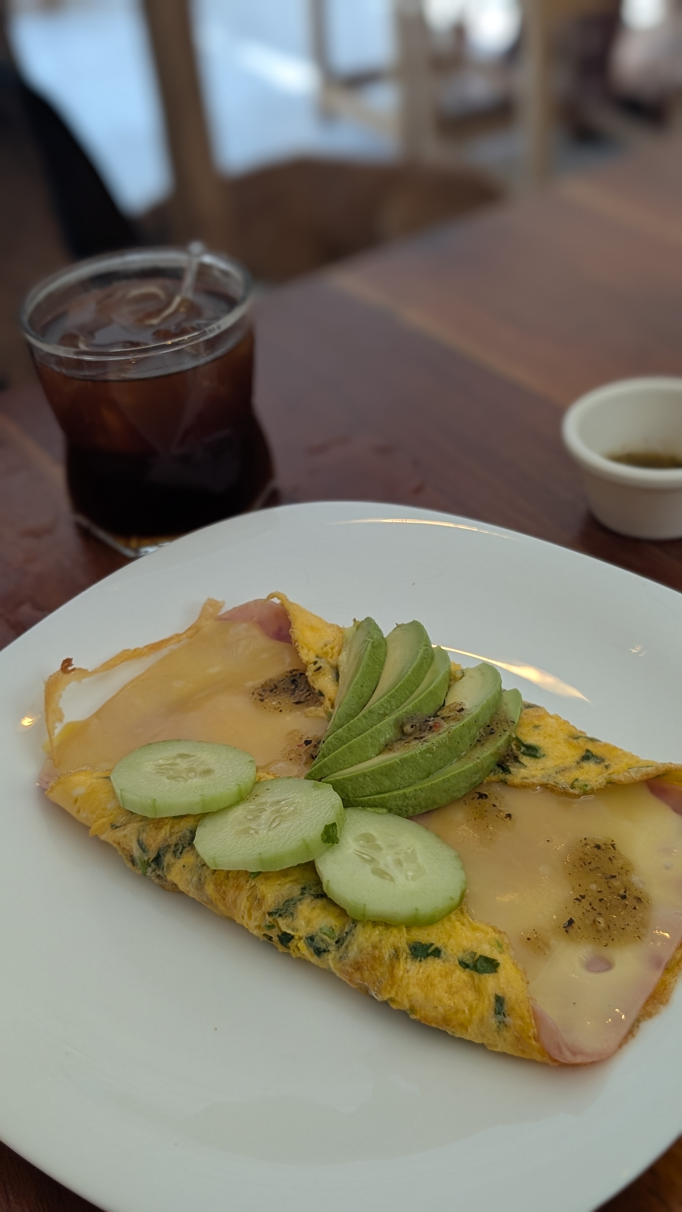 picture of the ham omlete and americano in cafe 46 travelers in valladolid mexico