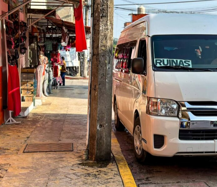 colectivo in palenque with "ruinas" written on it