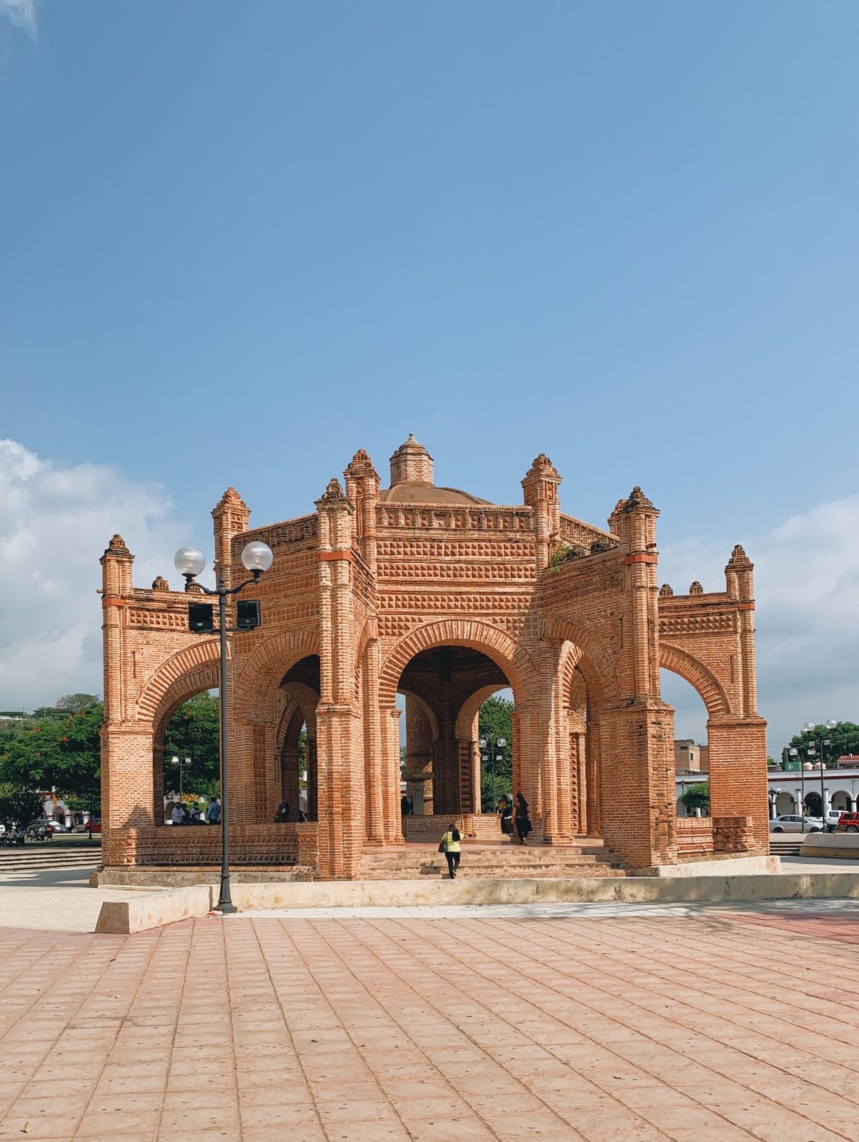 La Pila, the octagonal 16th-century Mudéjar brick fountain on the main plaza of Chiapa de Corzo, under a clear sky