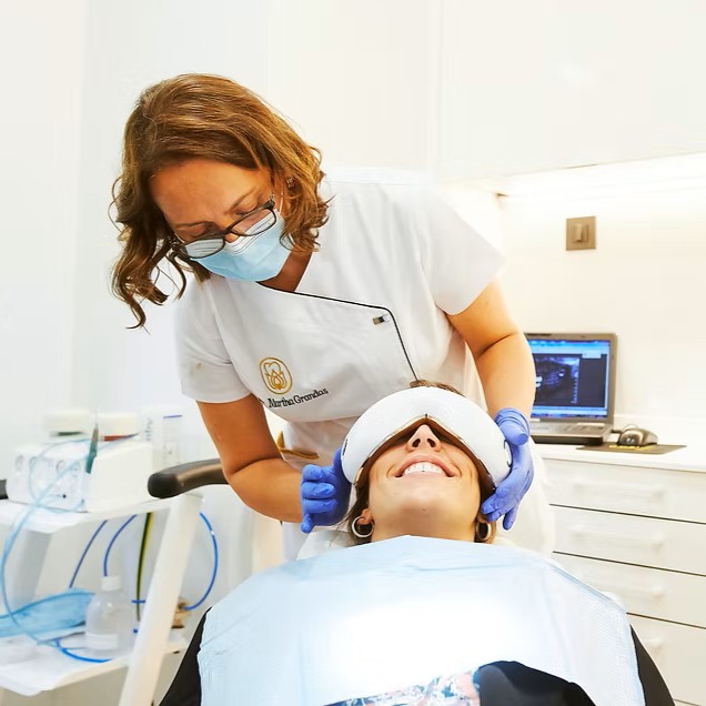 La Dra. Marta Granda atendiendo a una paciente en Grandas Dental Spa