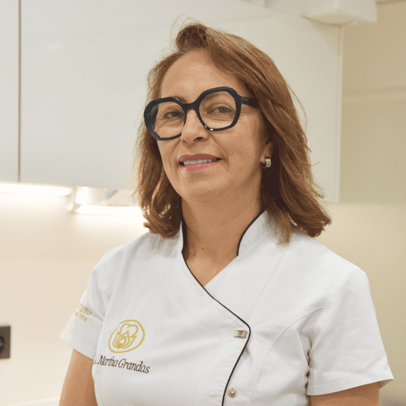 Retrato de la Dra. Martha Grandas, directora de Grandas Dental Spa
