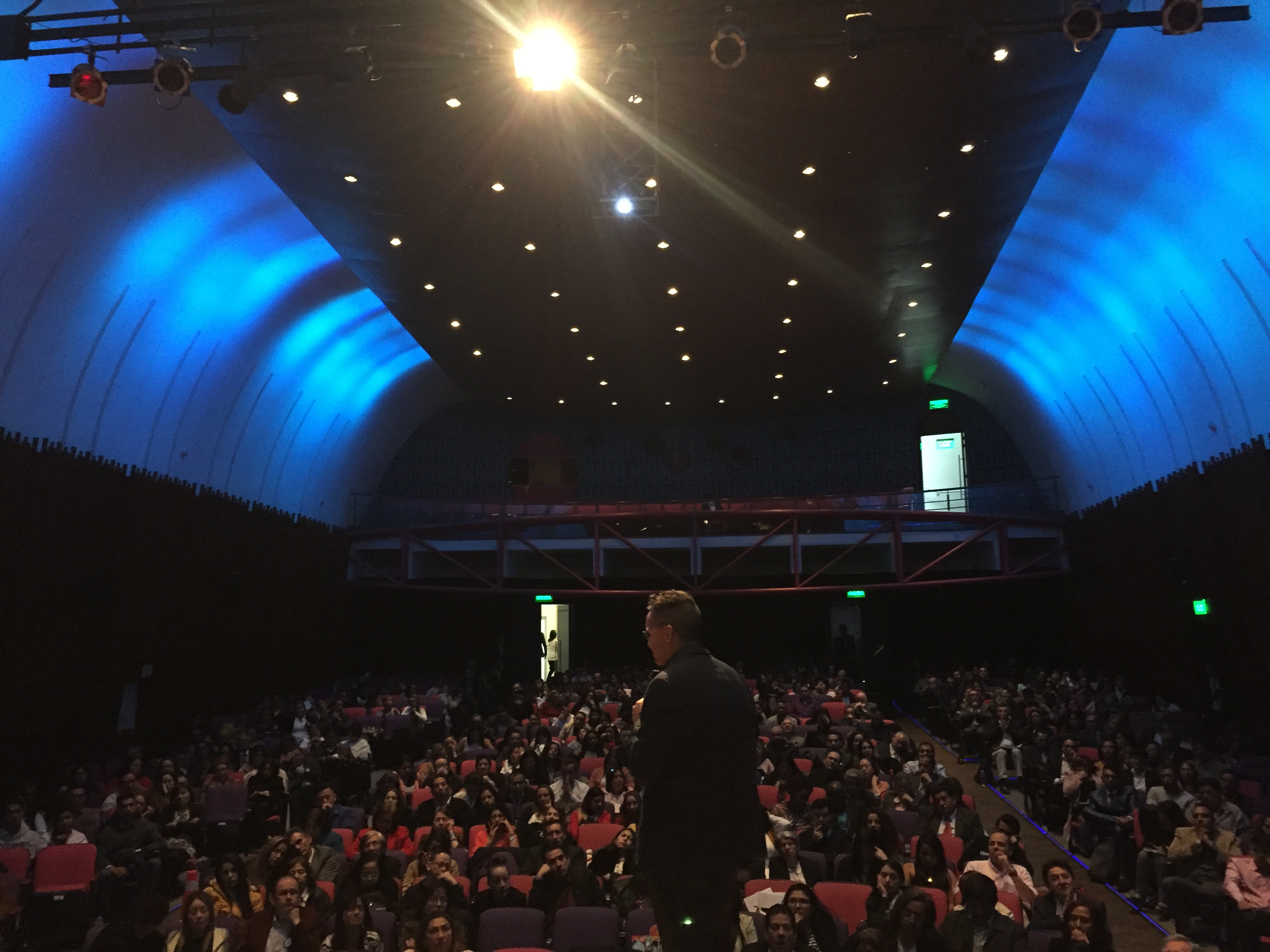 Rafael Hernández hablando en auditorio