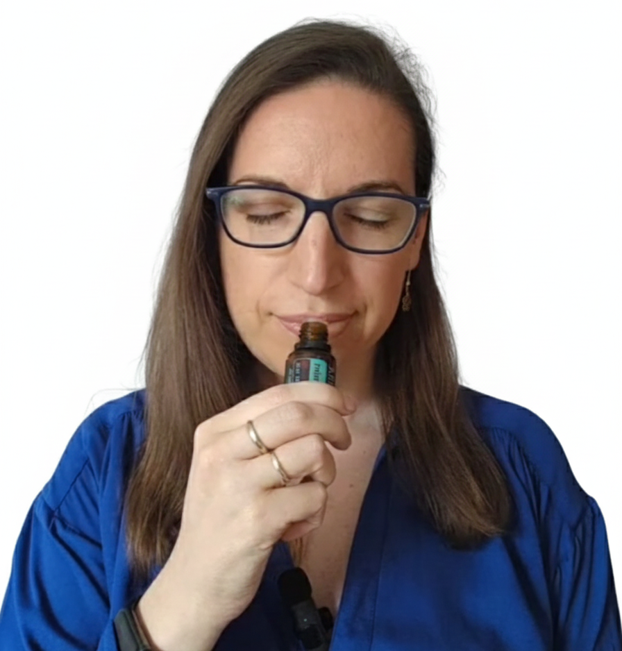 Cris Centeno oliendo un aceite esencial