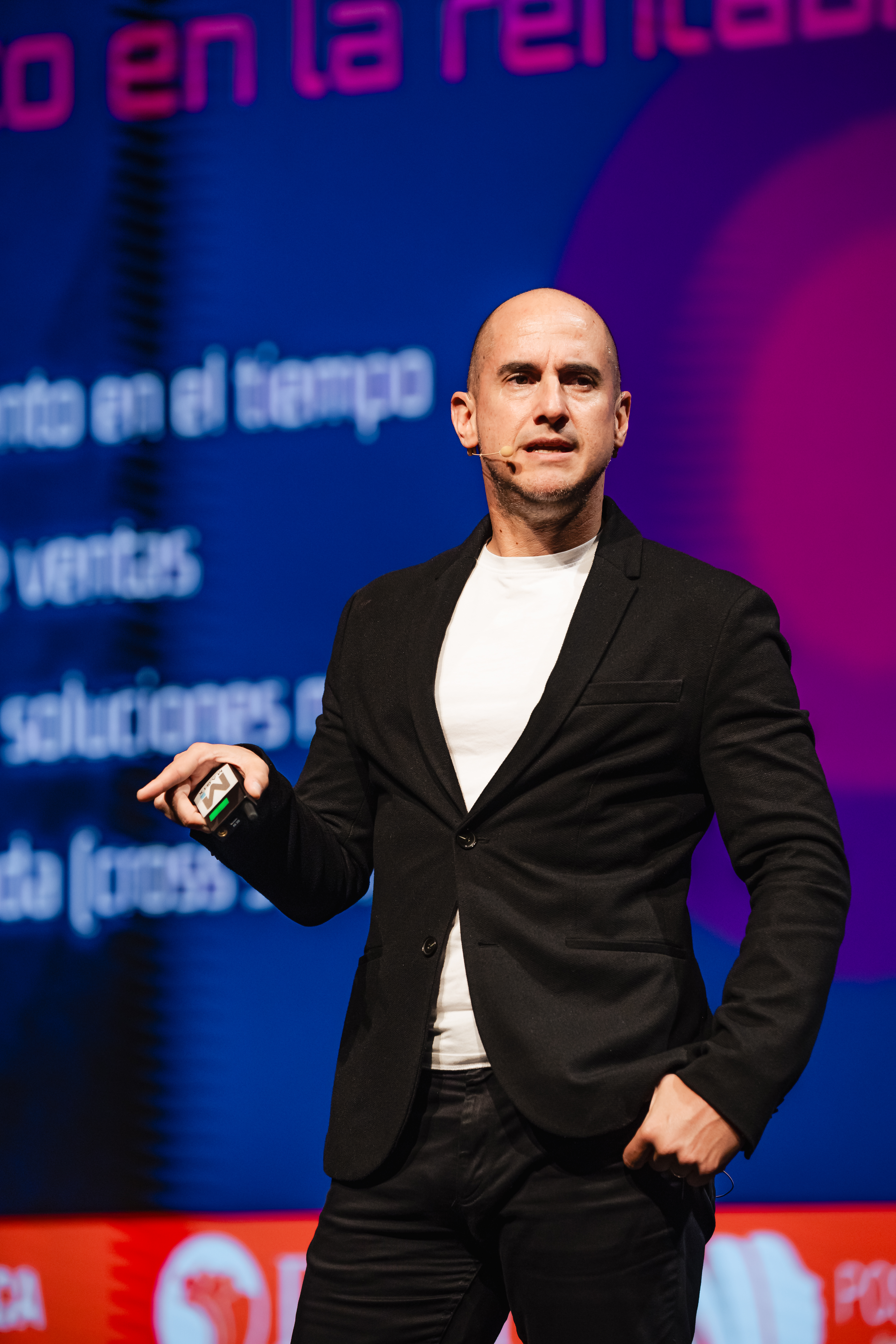 Rodrigo Fernández de Paredes en el escenario durante una conferencia