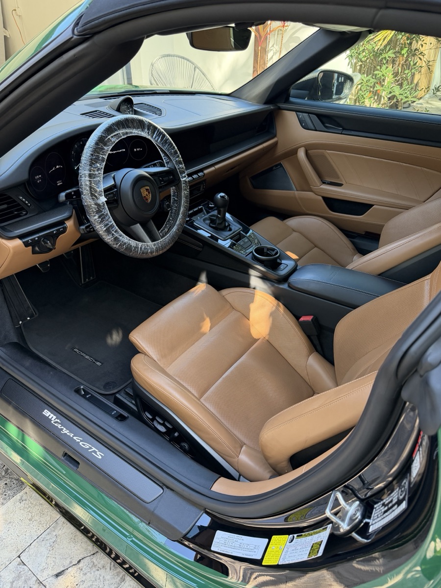 Porsche 911 Carrera 4 GTS interior detail