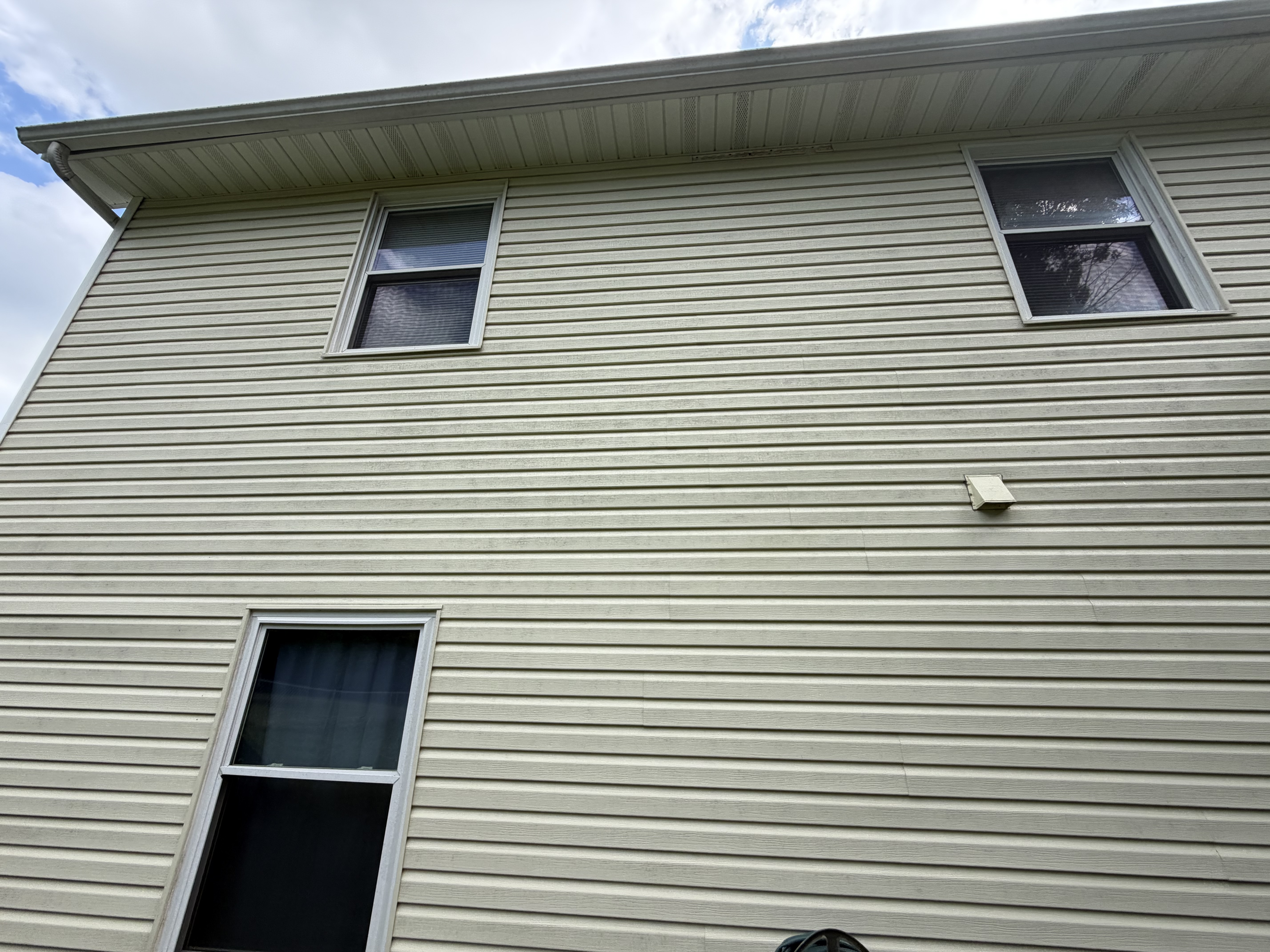 A tidy mid Missouri family home with clean windows on a sunny day.