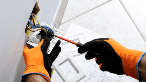 Elektriker bei einer Installation