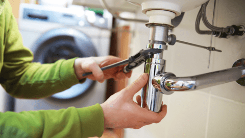 Installateur bei Sanitärarbeiten