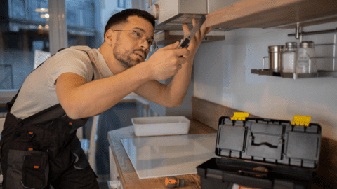 Hausmeister bei einer Reparatur