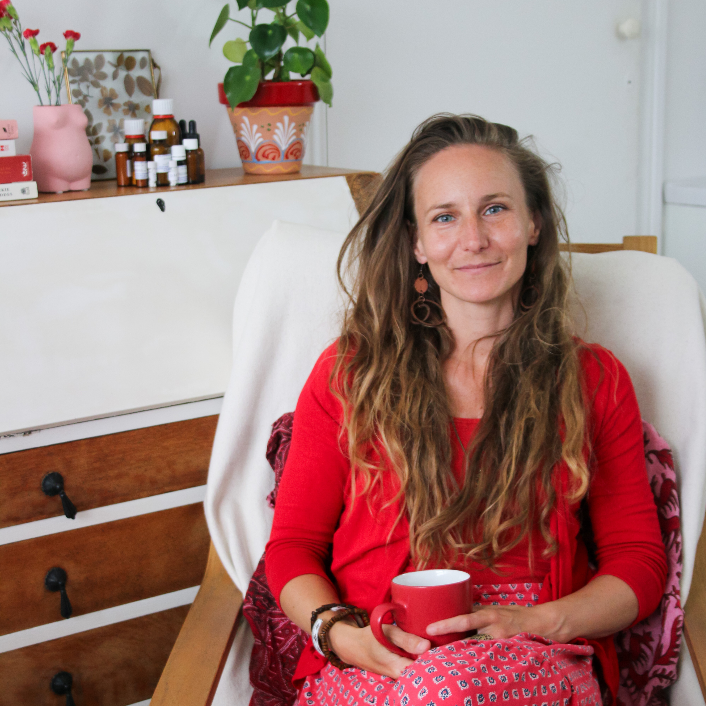 Anna Bihari is a homeopath and holistic practitioner based in Brighton. In her work, she brings together massage, reflexology, subtle energy work and reflective practices, supporting the body through times of change, including perimenopause, stress and nervous system imbalance. 