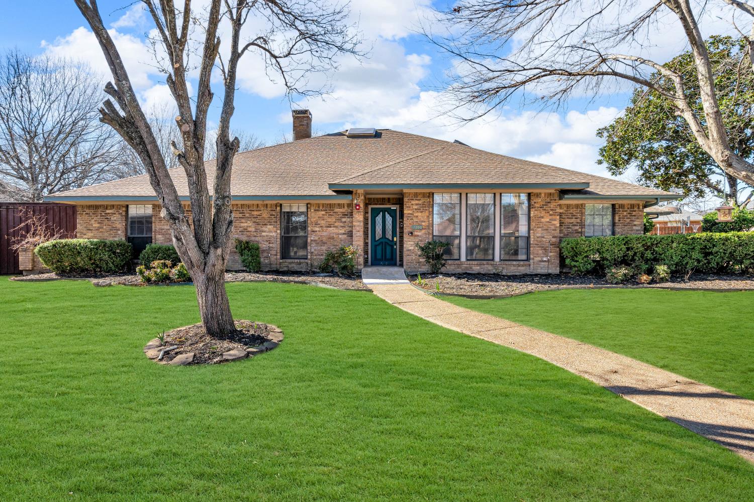 Front yard of Diane Dr