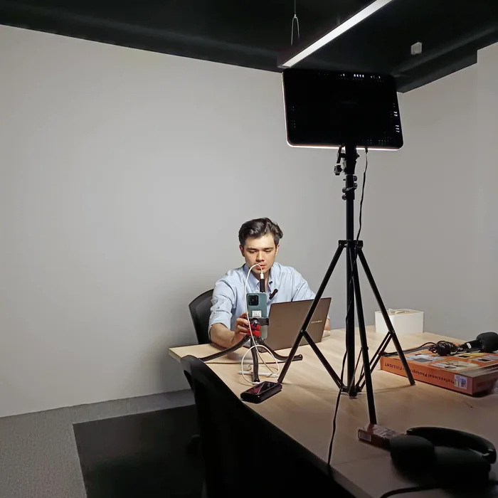 Single camera and microphone rig set up for a recorded session