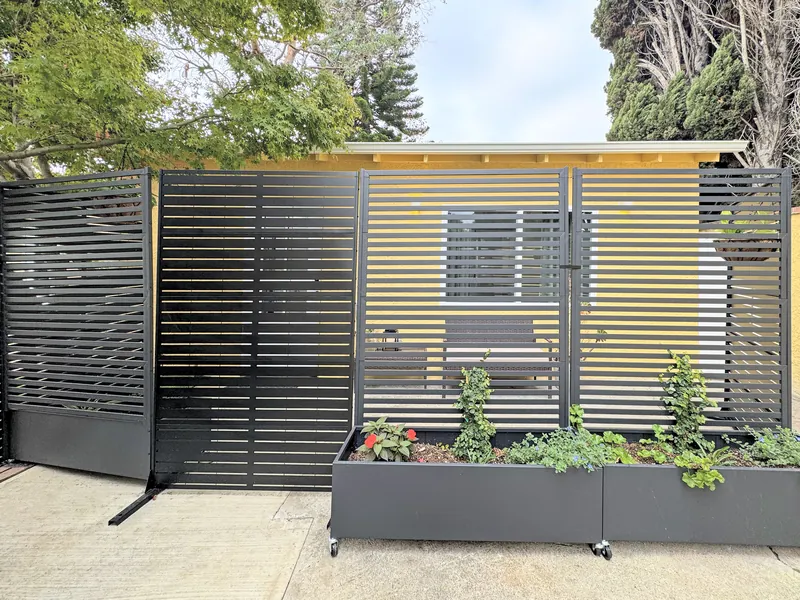 Horizontal slat fence by GreenTech