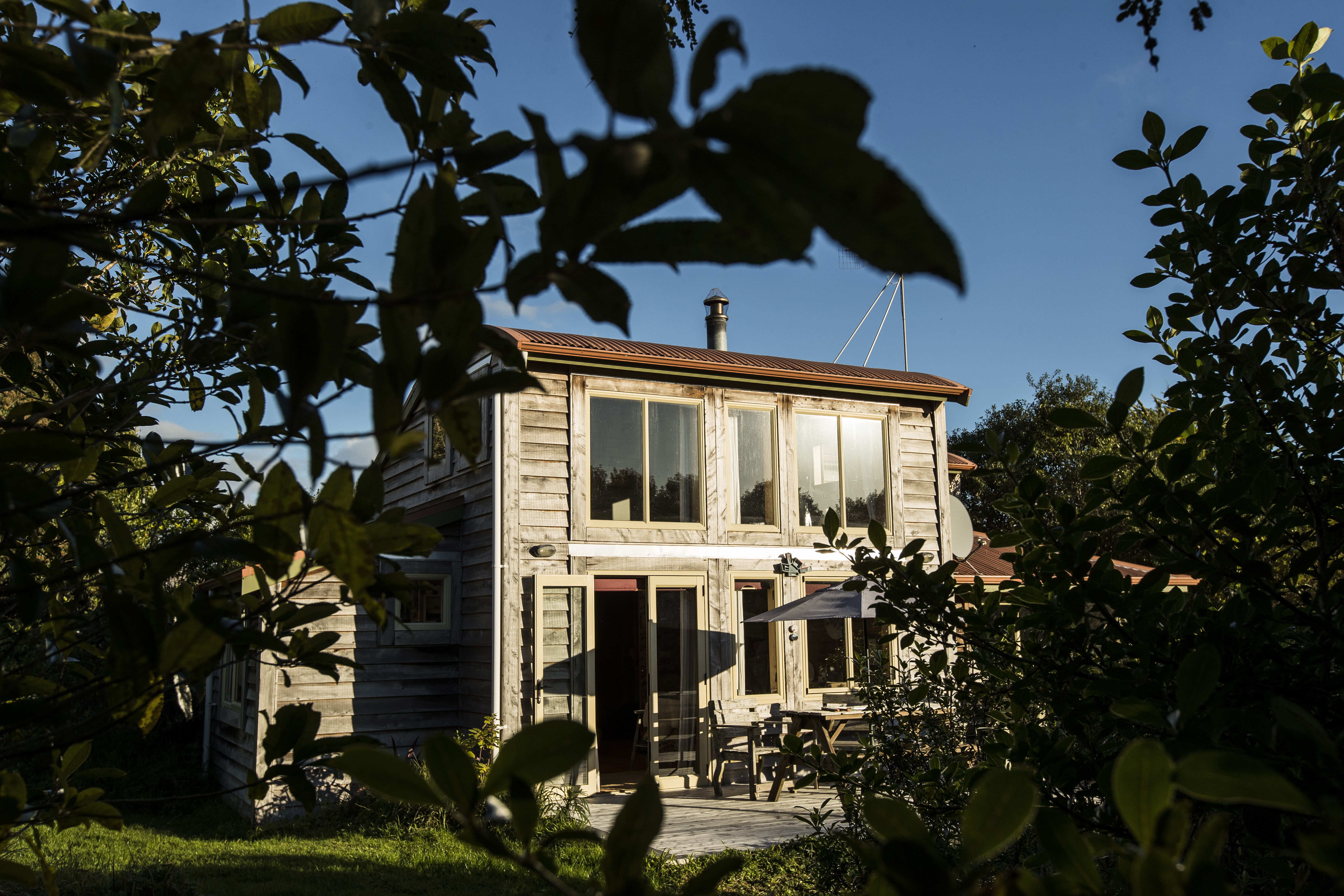 A warm timber sanctuary home, built through the workshop