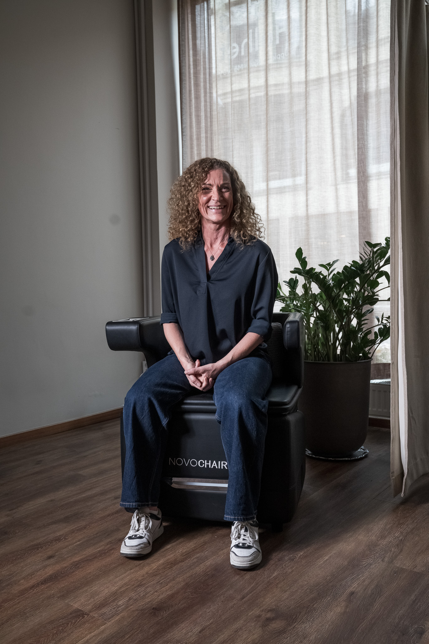 Kund som provar NovoChair hos Noir Glow Skin i Eskilstuna