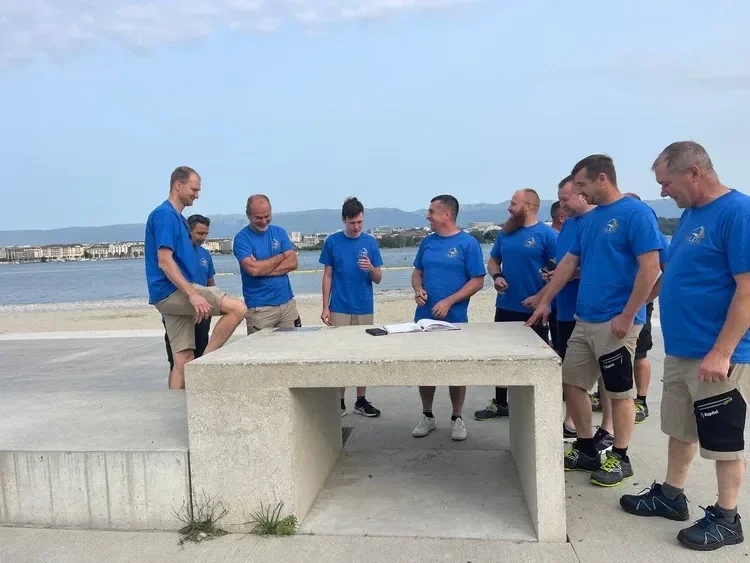 Spécialiste ALDE effectuant un métré