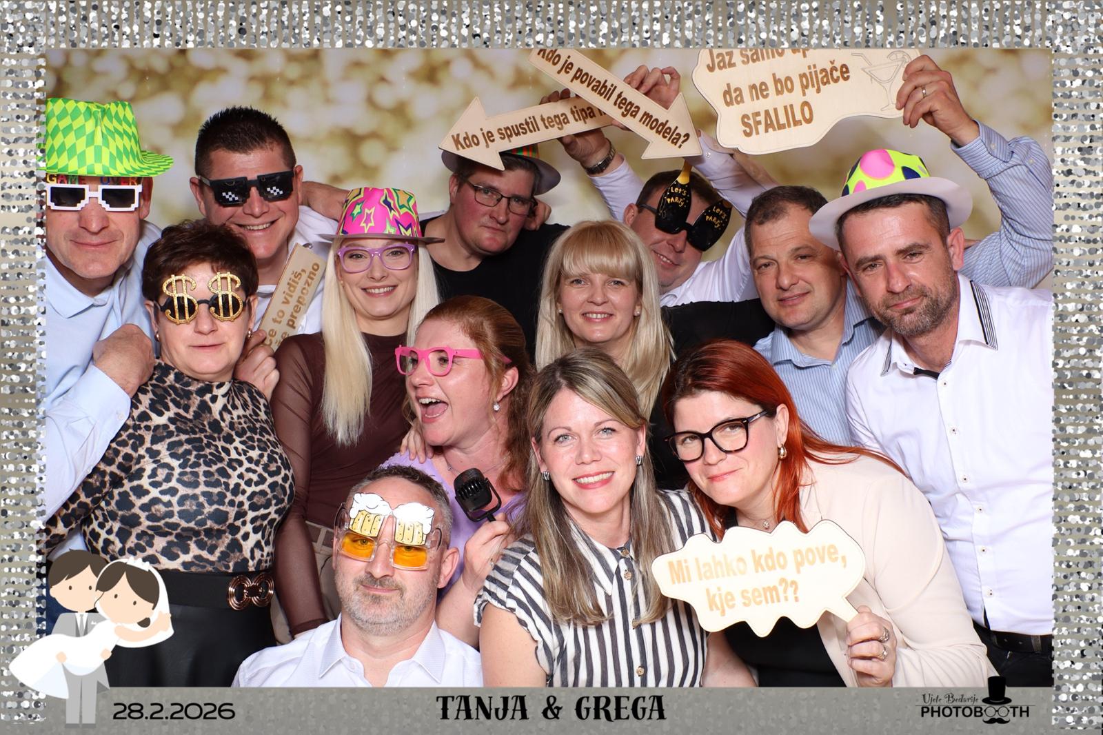 Veseli gostje pred photo booth fotokabino
