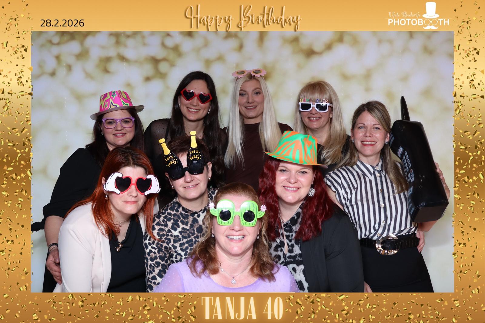 Photo booth fotografija s poroke - gostje se zabavajo z rekviziti