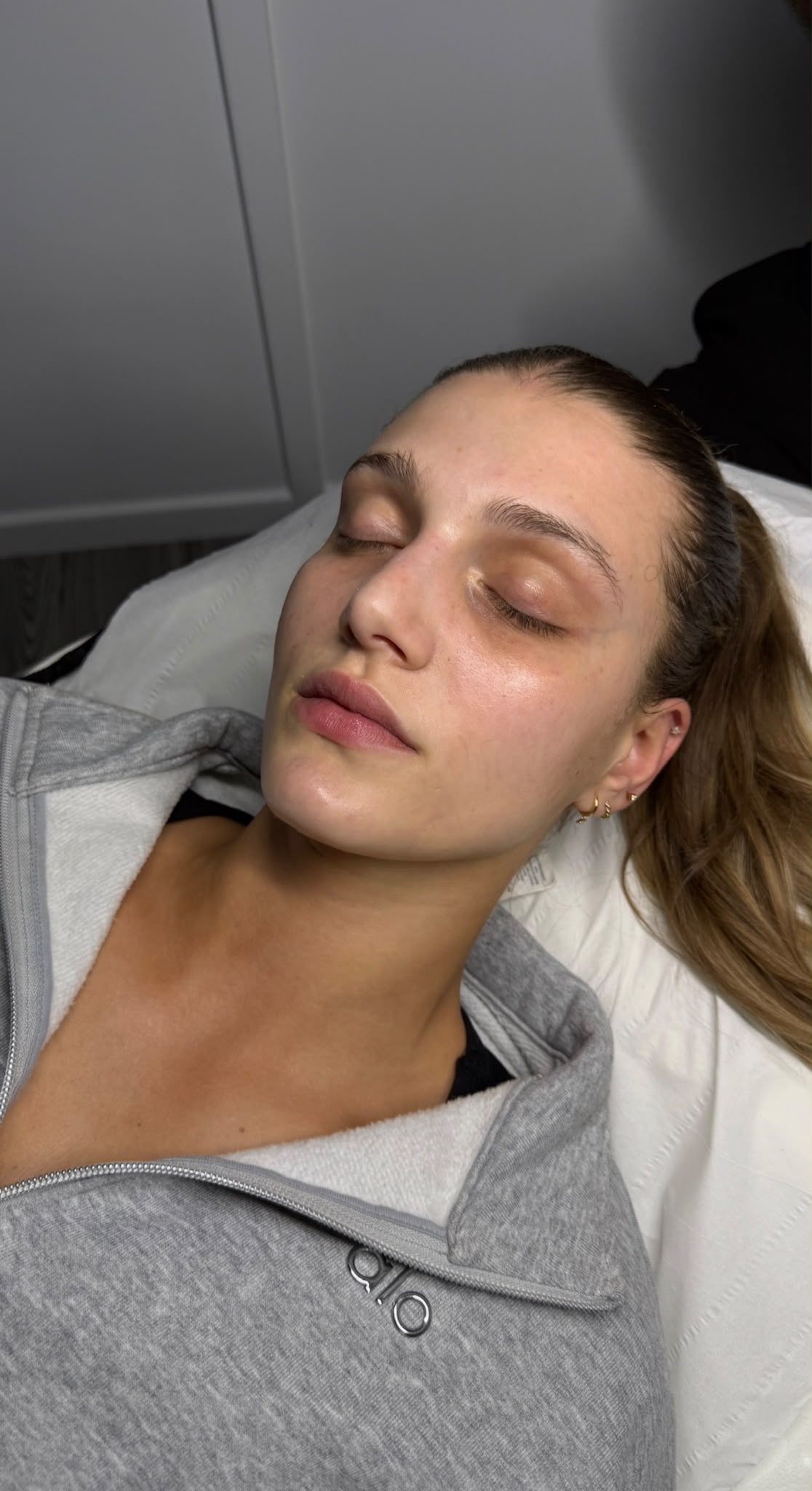 A client relaxing during treatment at SR Aesthetics