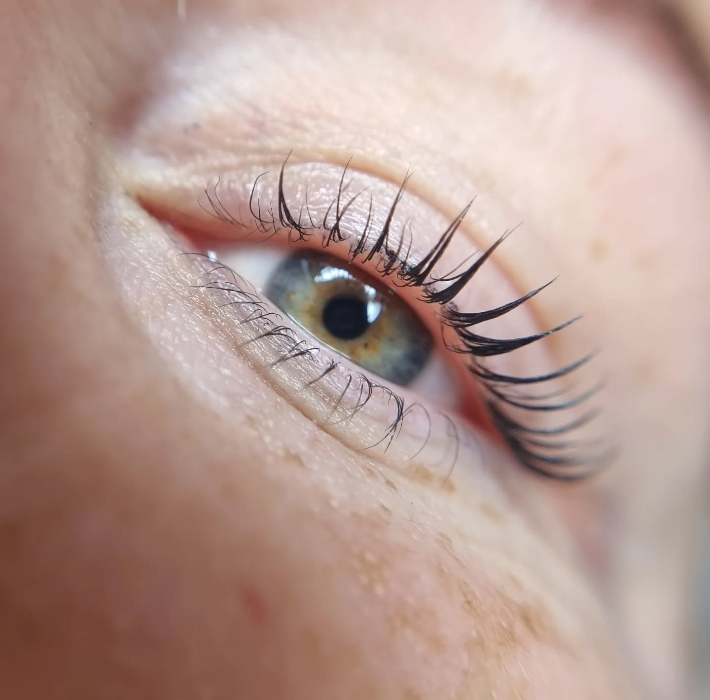 Lash lifting