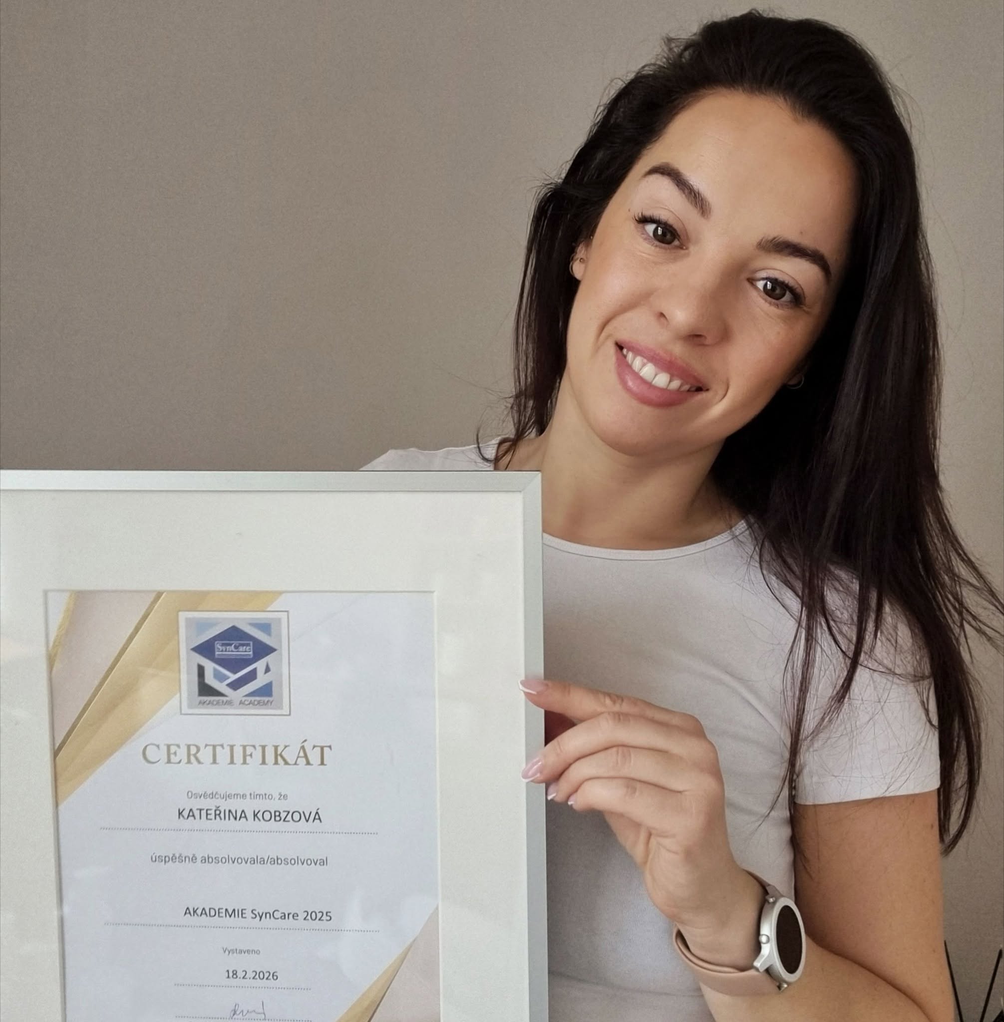 Kateřina drží svůj certifikát permanentního make-upu