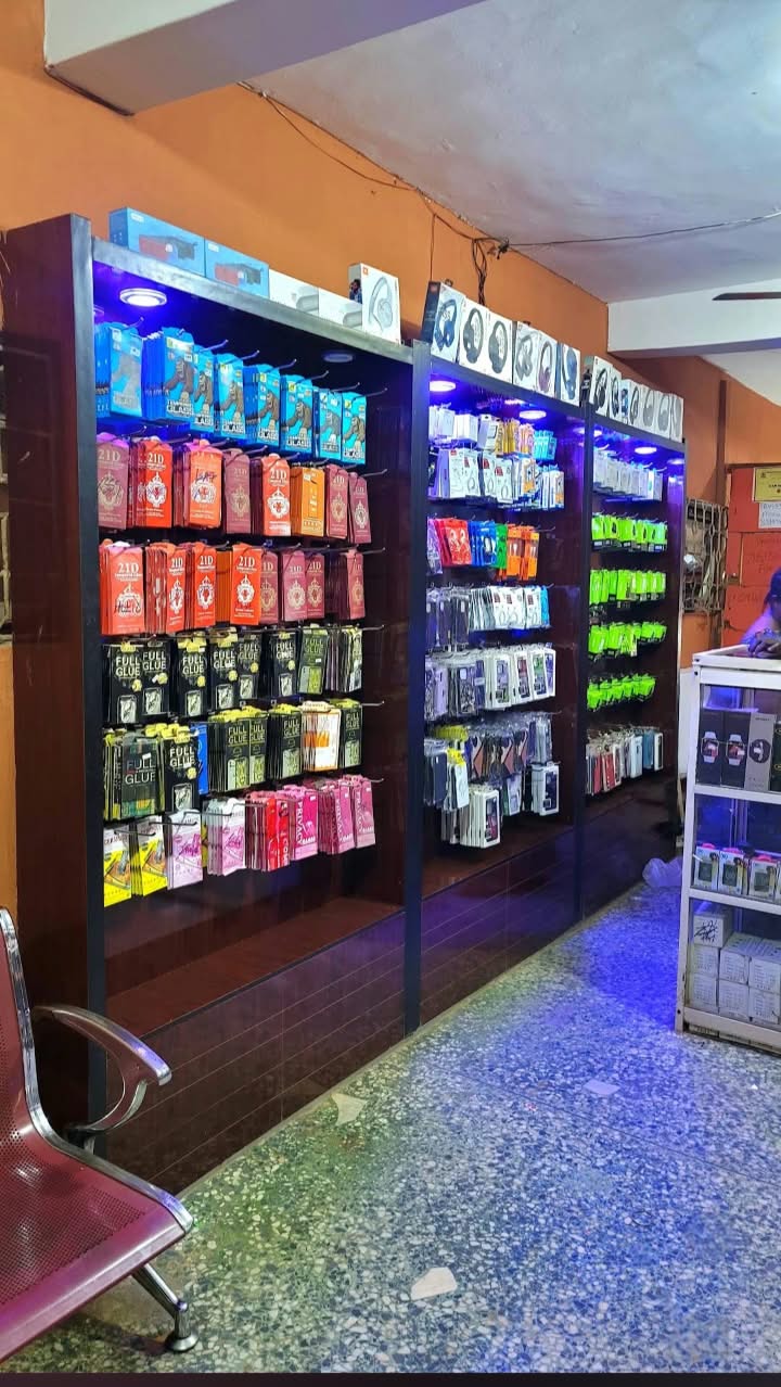 T&T Phone Technology shop interior with staff and customer