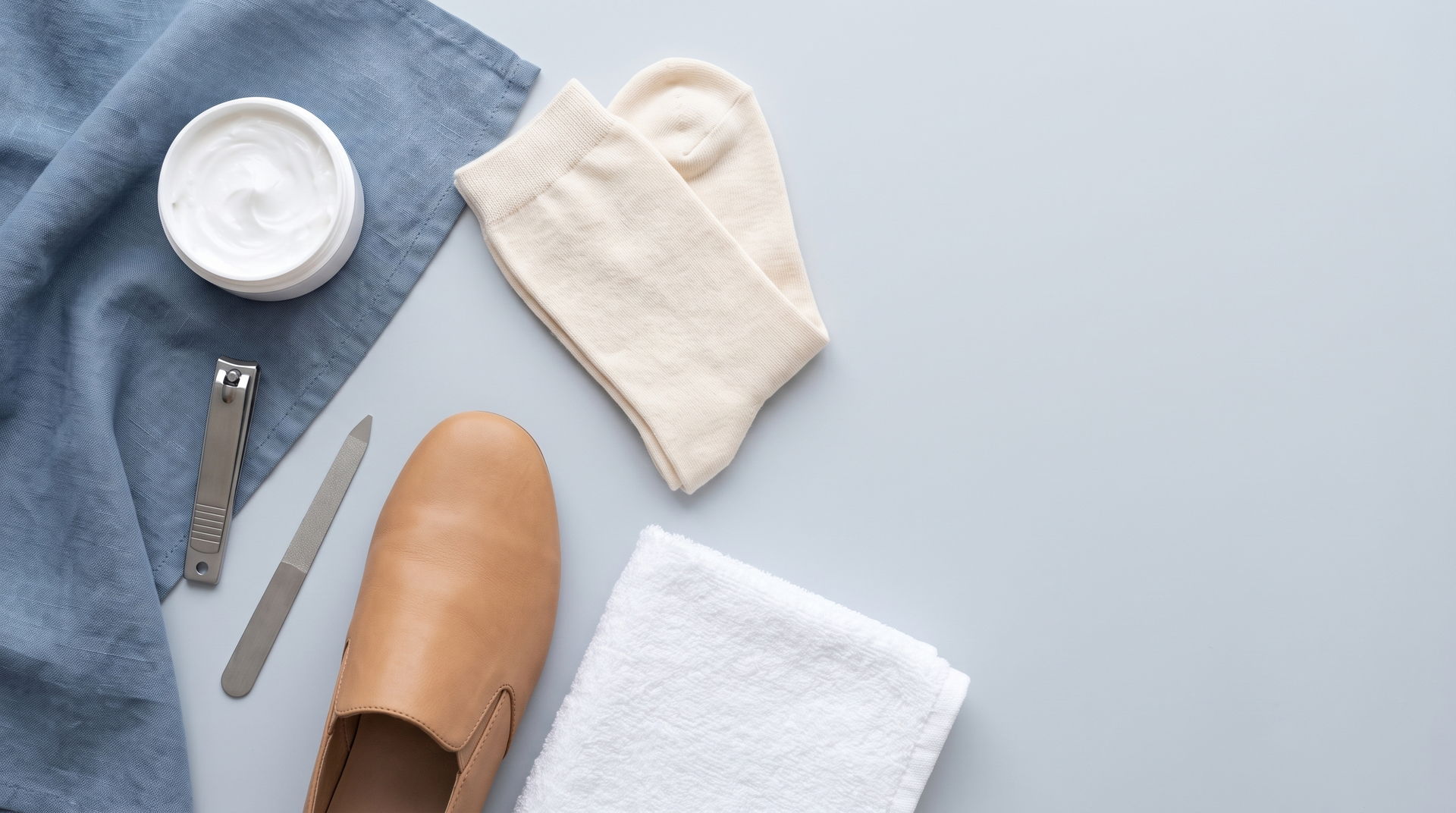 Kit de cuidado diario de los pies: crema, cortaúñas, lima, calcetines y toalla