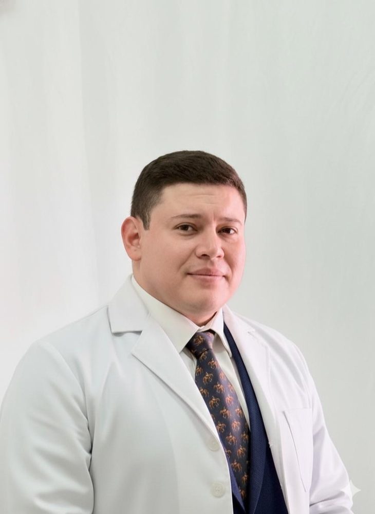 El Dr. Luis Leiva, podólogo de CEMOPOD Honduras, en su consultorio
