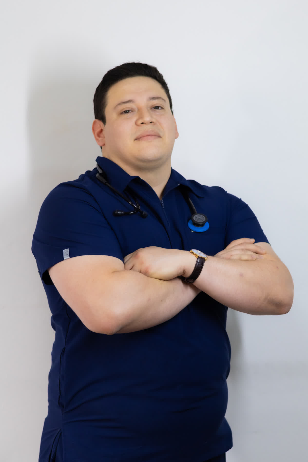 El Dr. Luis Leiva, podólogo y podiatra de CEMOPOD Honduras, con uniforme clínico y estetoscopio