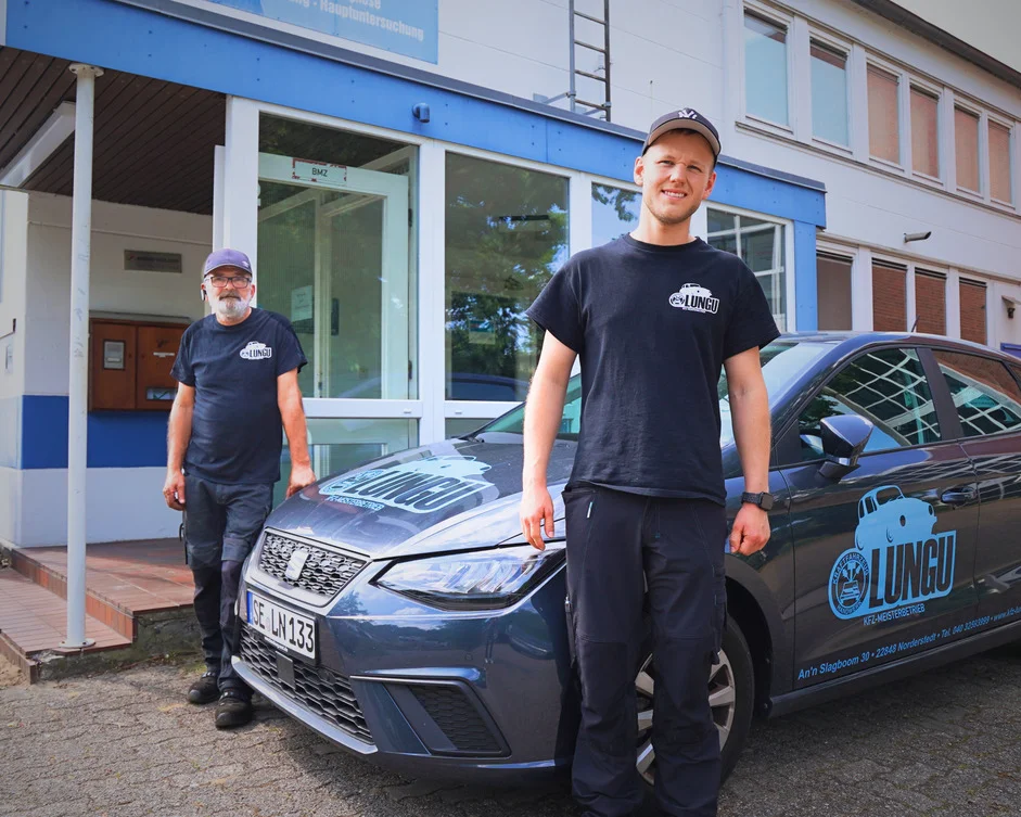 Teamfoto der Werkstatt Kfz-Service Lungu in Norderstedt, freundliche Mitarbeiter vor moderner Werkstatthalle