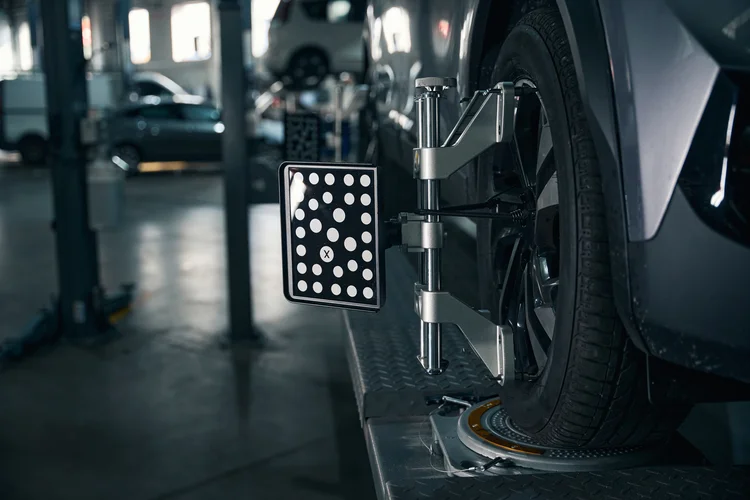 Auto auf der Hebebühne bei einer präzisen 3D Achsvermessung in der Werkstatt