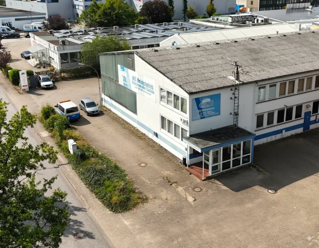 Teamfoto der Werkstatt Kfz-Service Lungu in Norderstedt, freundliche Mitarbeiter vor moderner Werkstatthalle
