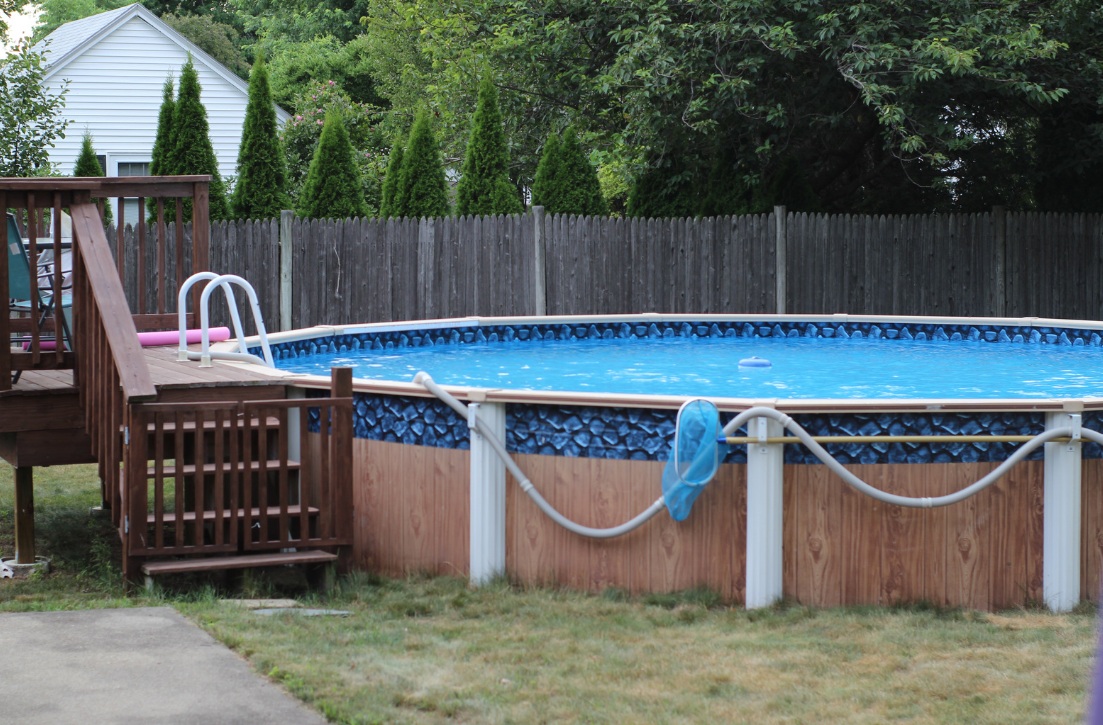 Parent et enfant heureux près de la piscine