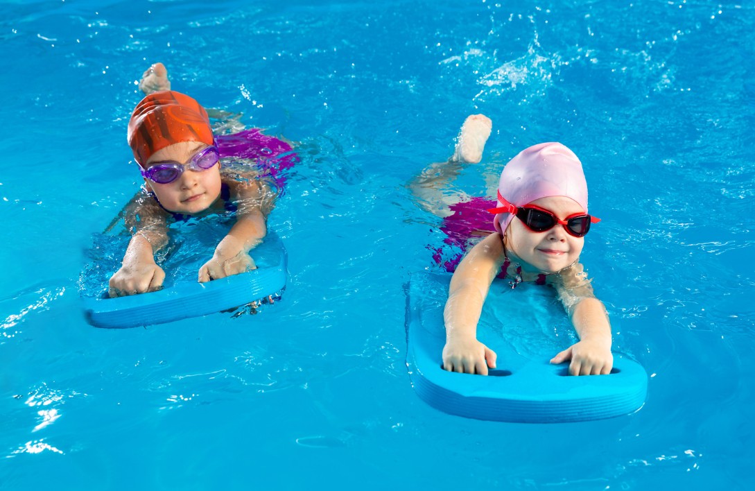 Parent et enfant heureux après un cours de natation