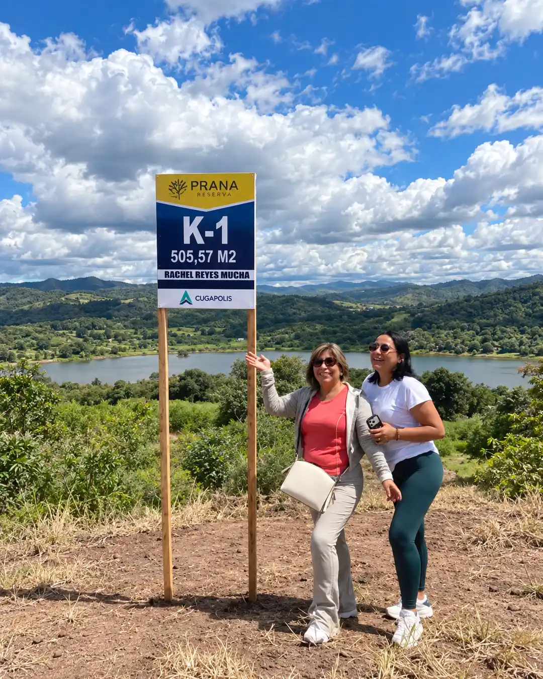Propietario frente a su lote en Prana Lagoons
