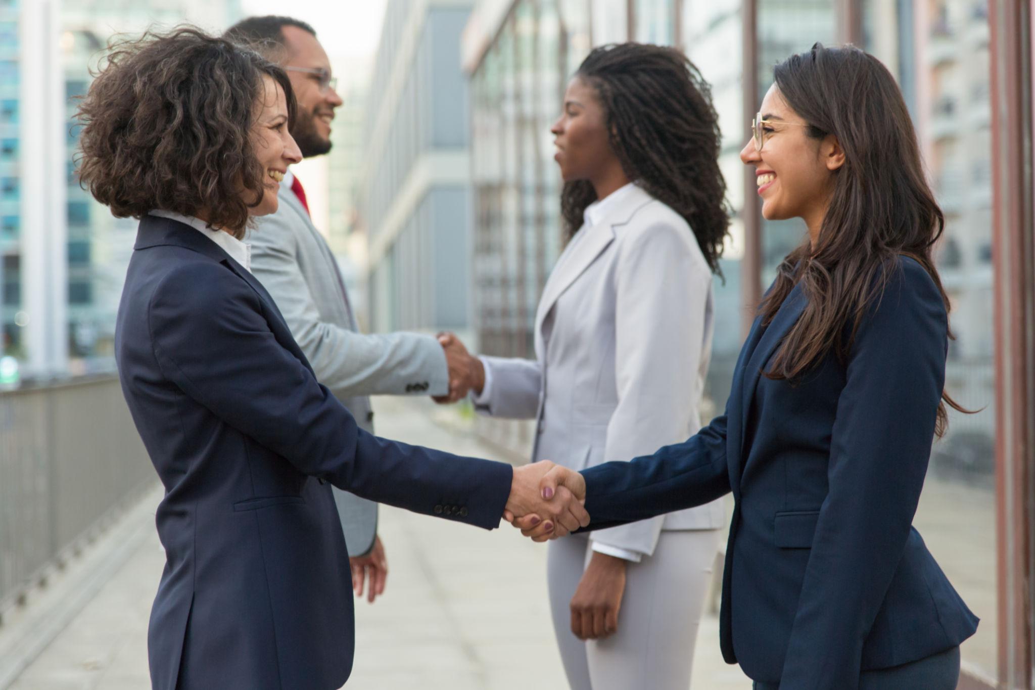 profesionales en oficina usando inglés para negocios en Ecuador