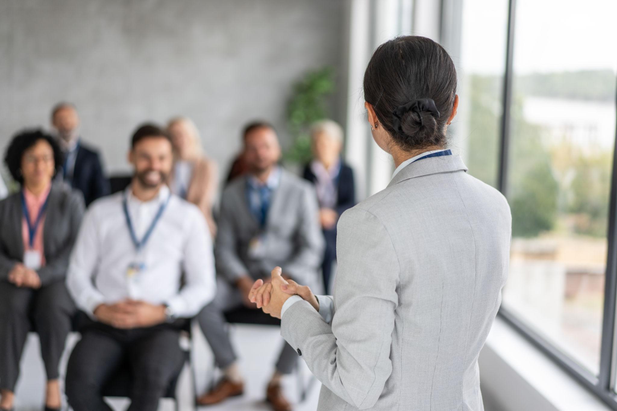 personas en reunión usando inglés para negocios en entorno laboral