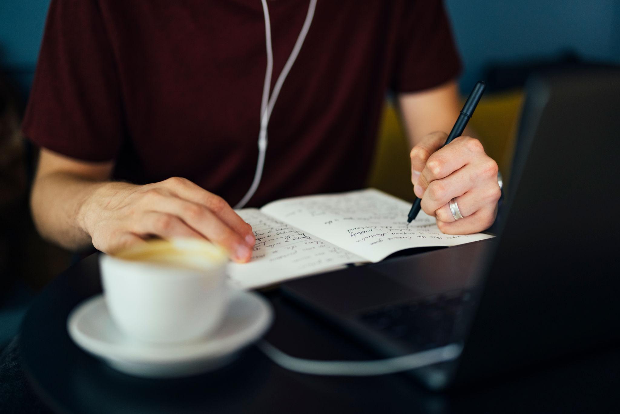 persona estudiando inglés para negocios en computadora