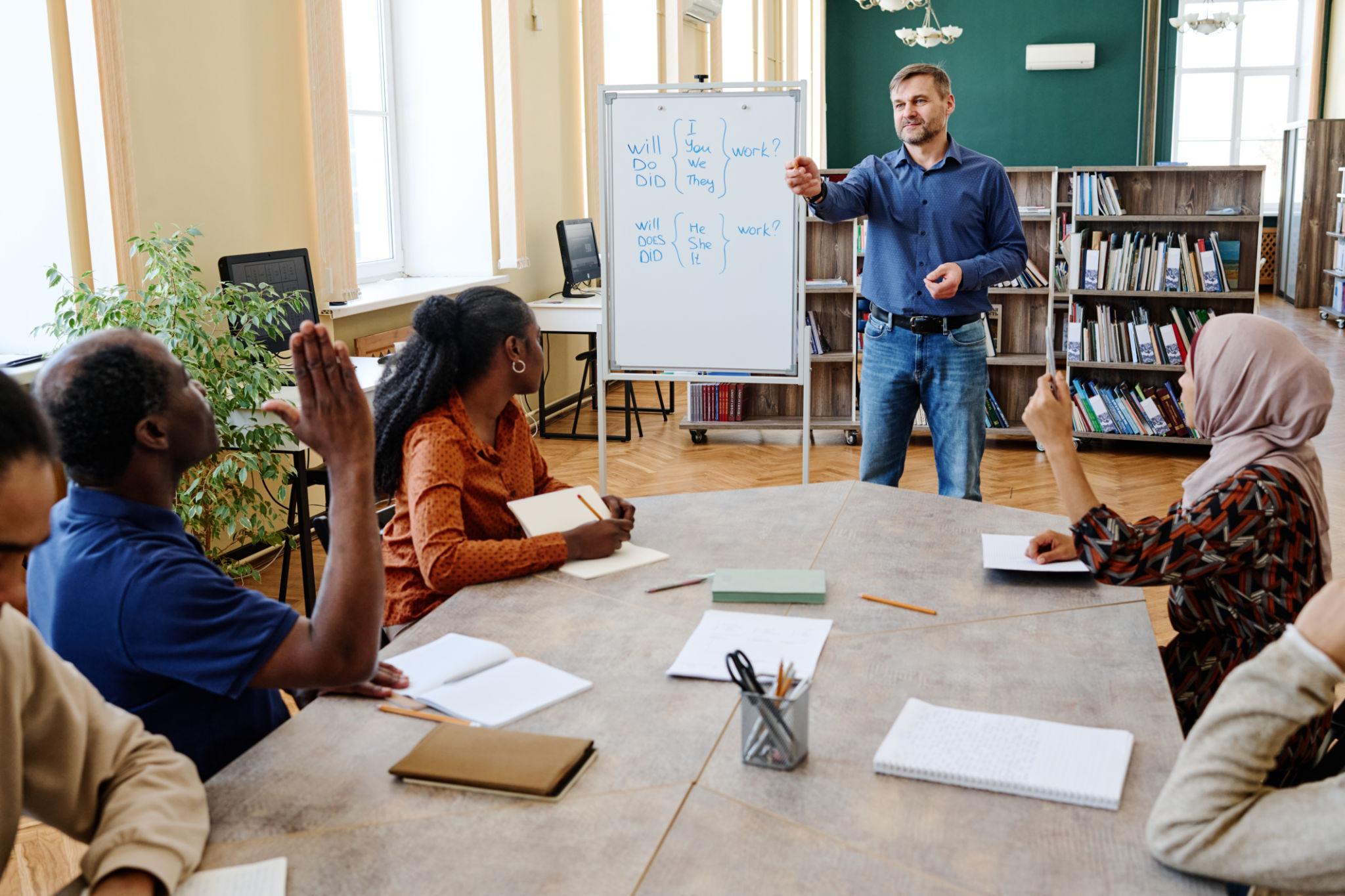 docente presentando examen de certificación de inglés