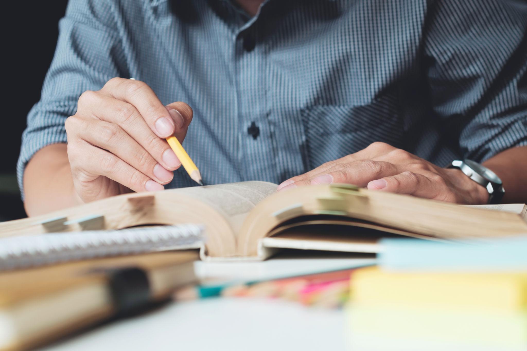 docente preparándose para certificación de inglés con material de estudio