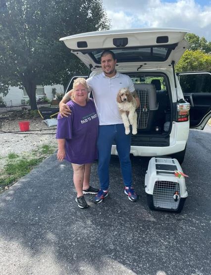 Srećan vlasnik prima psa , slanje psa u Ameriku